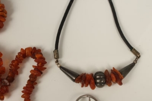 Ten amber / amber-type necklaces with free form beads - Image 8 of 8