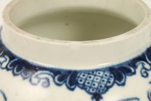 Eighteenth century Worcester blue and white teapot, painted in the Mansfield pattern - blue crescent - Image 6 of 12