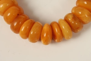 Amber-type bead bracelet   CONDITION REPORT  Total gross weight approximately 37 grams - Image 4 of 10
