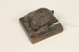 Small Chinese bronze desk seal, square base mounted with a tortoise, 5.25cm - Image 5 of 12