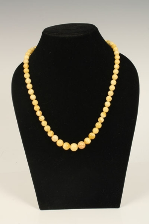Amber-type graduated bead necklace, 49cm length   CONDITION REPORT  Total gross weight approximately