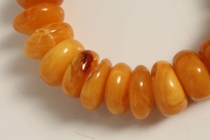 Amber-type bead bracelet   CONDITION REPORT  Total gross weight approximately 37 grams - Image 3 of 10