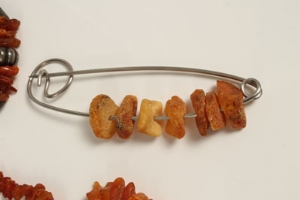 Ten amber / amber-type necklaces with free form beads - Image 3 of 8