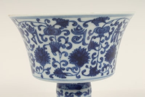 Chinese blue and white pedestal goblet, painted with stylised flower, leaves and characters - blue - Image 4 of 14