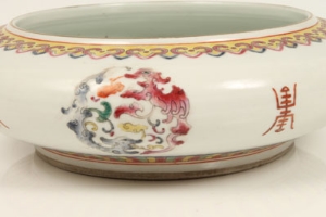 Chinese shallow bowl, painted in famille rose colours, mons with Dragon and Chinese characters - red - Image 10 of 10