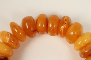 Amber-type bead bracelet   CONDITION REPORT  Total gross weight approximately 37 grams - Image 2 of 10