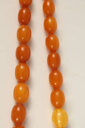 Old amber / amber-type graduated bead necklace, 43cm   CONDITION REPORT  Total gross weight - Image 7 of 8