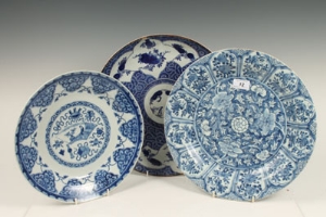 Eighteenth century Chinese export blue and white porcelain charger with segmented borders and floral - Image 8 of 14