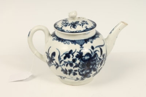 Eighteenth century Worcester blue and white teapot, painted in the Mansfield pattern - blue crescent - Image 7 of 12