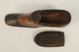 Early nineteenth century treen snuff box, modelled as a gentlemen's shoe, the hinged cover with - Image 8 of 8