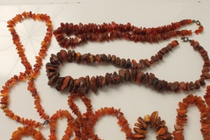 Ten amber / amber-type necklaces with free form beads - Image 2 of 8