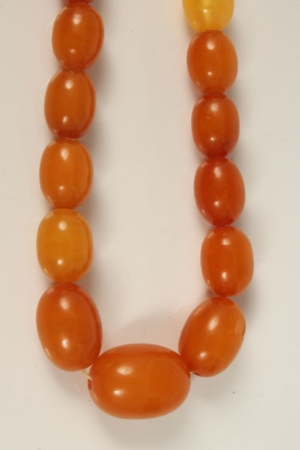 Old amber / amber-type graduated bead necklace, 43cm   CONDITION REPORT  Total gross weight - Image 2 of 8