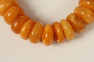 Amber-type bead bracelet   CONDITION REPORT  Total gross weight approximately 37 grams - Image 9 of 10