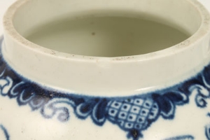 Eighteenth century Worcester blue and white teapot, painted in the Mansfield pattern - blue crescent - Image 12 of 12