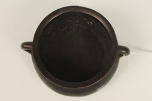 Small Chinese bronze censer, plain form with twin handles, square seal mark, 6cm high x 9.5cm - Image 6 of 11