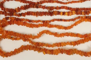 Eight amber / amber-type necklaces with free form beads - Image 3 of 6