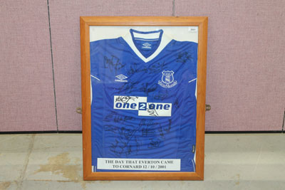 Framed Everton Home Team shirt from 2001 - signatures including David Unsworth