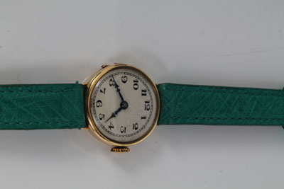 1920s ladies' gold (14ct) wristwatch with circular dial with black enamel Arabic numerals in