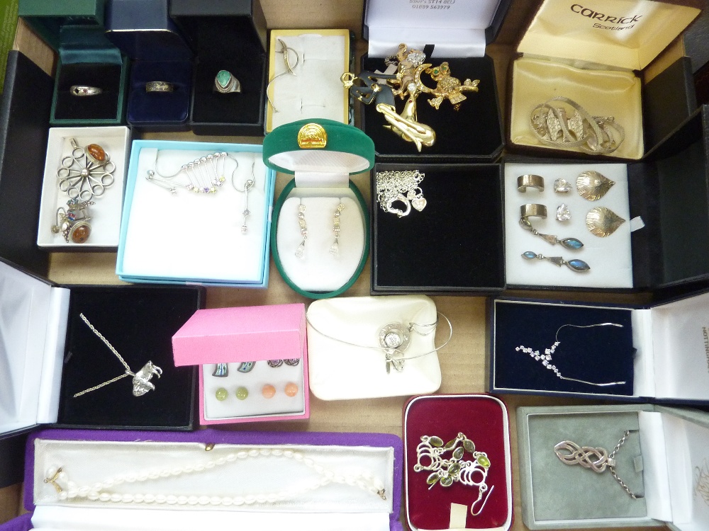 A COLLECTION OF SEMI PRECIOUS JEWELLERY, to include silver, pearls and amber jewellery