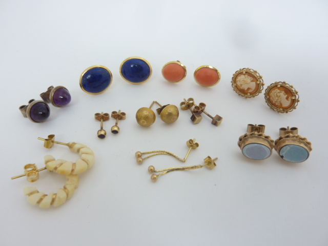 A COLLECTION OF EARRINGS, to include a pair of coral, lapiz lazuli and amethyst earrings (10)