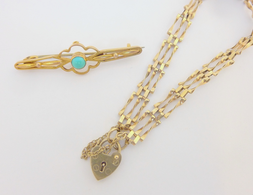 TWO ITEMS OF JEWELLERY, to include a turquoise brooch pin together with a 9ct gold gate bracelet,