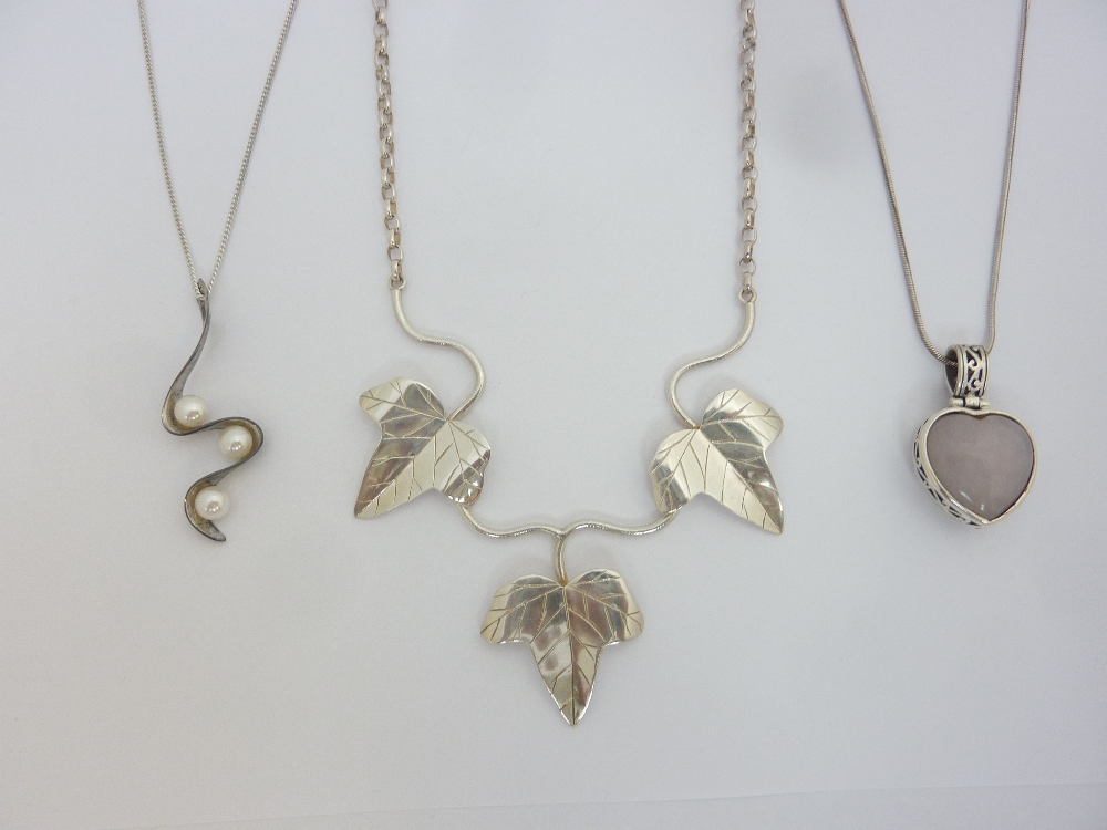 THREE PENDANT NECKLACES, to include a rose quartz pendant, a pearl pendant and an ivy leaf shaped