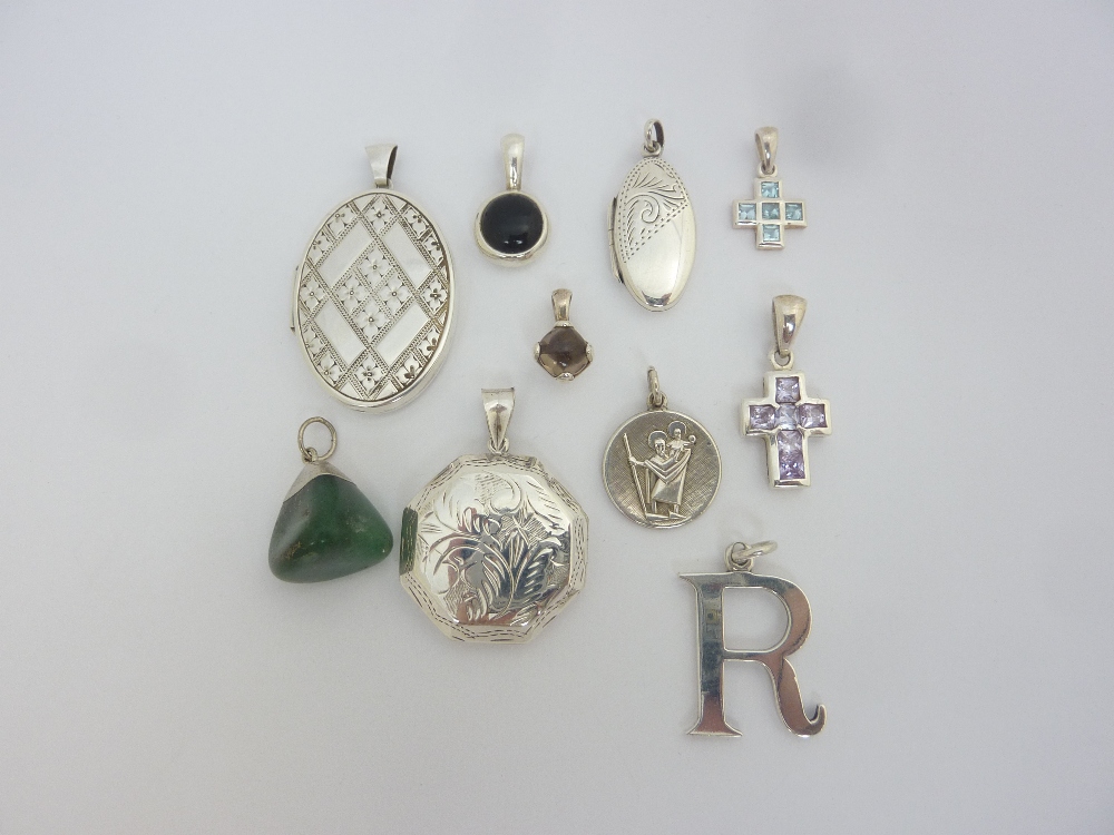 A COLLECTION OF PENDANTS, to include three lockets (10)