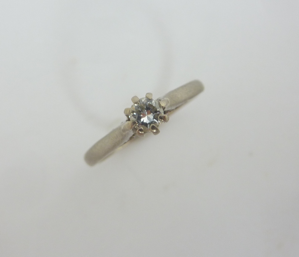 AN 18CT WHITE GOLD SINGLE STONE DIAMOND RING, the brilliant cut diamond to the plain tapered
