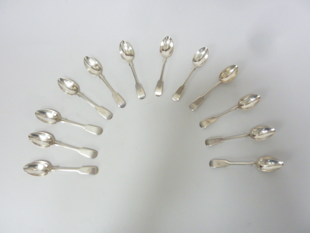 A SET OF TWELVE FIDDLE PATTERN TEASPOONS, maker W.A, Sheffield 1904 (approximately 246g in all) (12)