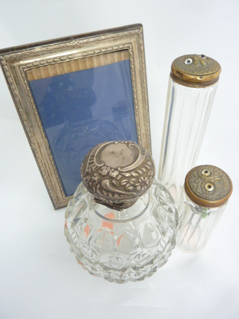 A SILVER MOUNTED OVOID SCENT BOTTLE, Birmingham 1903, a silver mounted easel photograph frame and