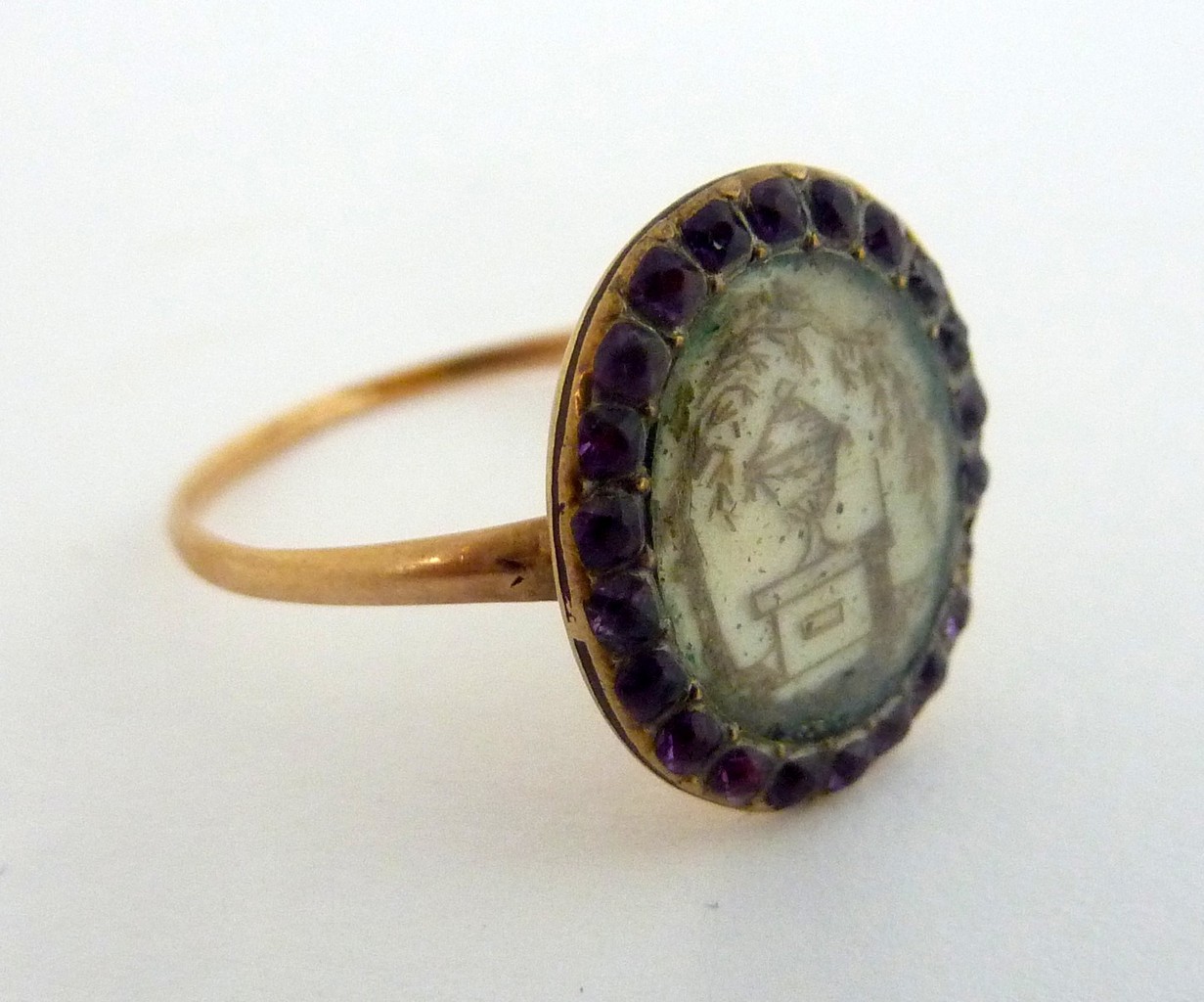 A GEORGIAN ROSE GOLD MOURNING RING, inset with an ivory disc painted with an urn with a surround - Image 2 of 2