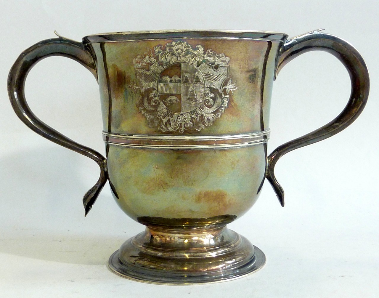 AN EDWARD POCOCK SILVER LOVING CUP, ‘C’ scroll handles, hedgehog and bell heraldry, London 1734 (