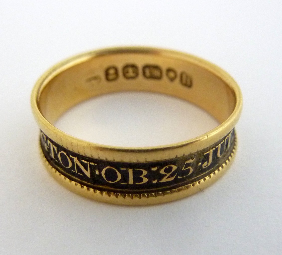 AN EARLY VICTORIAN 18CT YELLOW GOLD MOURNING RING, c.1823, the central black enamel band reading ‘J. - Image 2 of 2