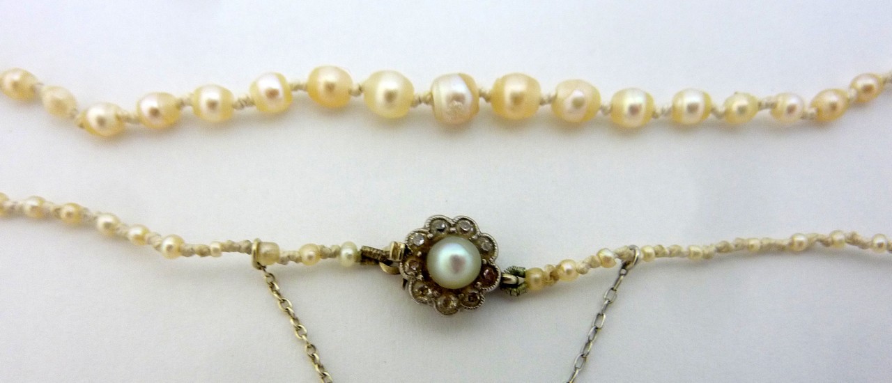 A NATURAL PEARL NECKLACE, designed as a single-strand of graduated pearls, double knotted, with - Image 3 of 3