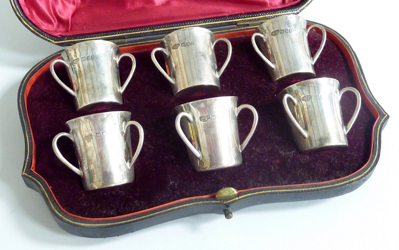 A CASED SET OF SIX GOLDSMITHS MINIATURE SILVER TYGS, gilt interiors, London 1901, (approximately