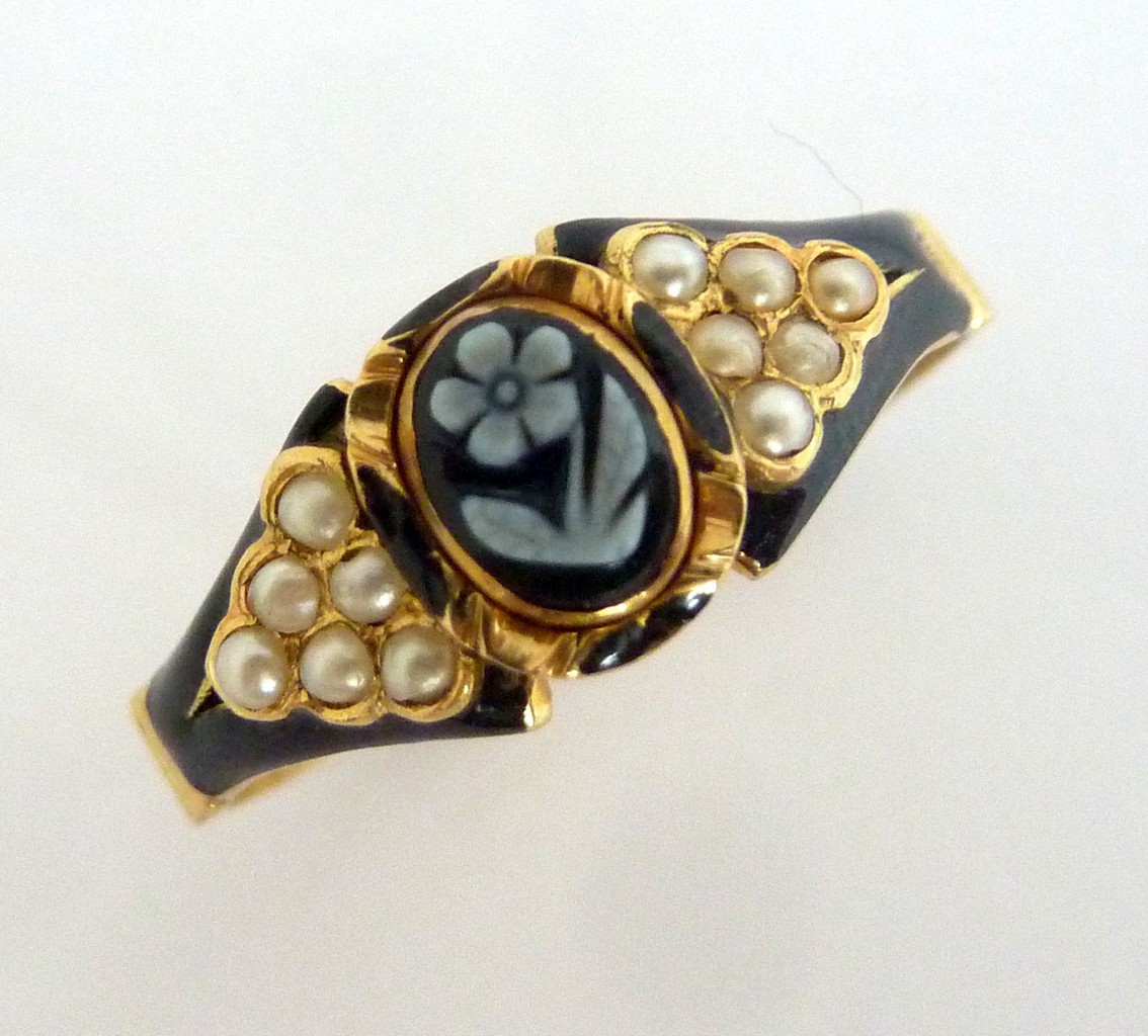 AN EARLY VICTORIAN 18CT YELLOW GOLD MOURNING RING, the sardonyx relief of a flower with seed pearl