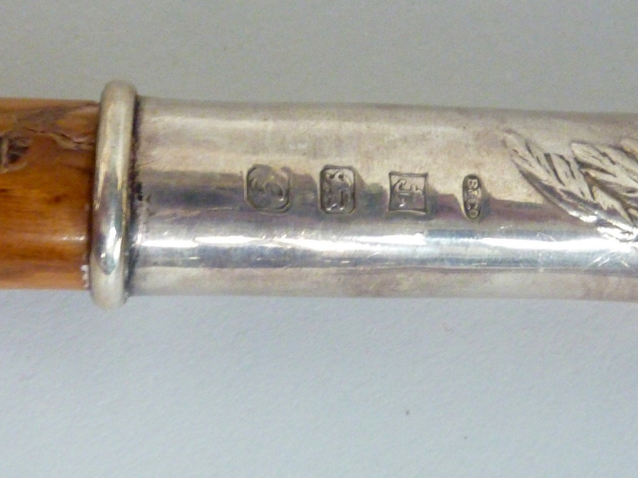 A BROADWAY & CO SILVER CROOK HANDLE WALKING CANE, of hunting interest, modelled as a hunting dog - Image 2 of 4
