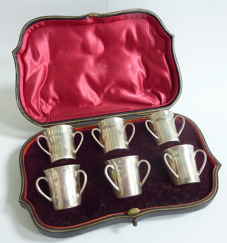 A CASED SET OF SIX GOLDSMITHS MINIATURE SILVER TYGS, gilt interiors, London 1901, (approximately - Image 2 of 3