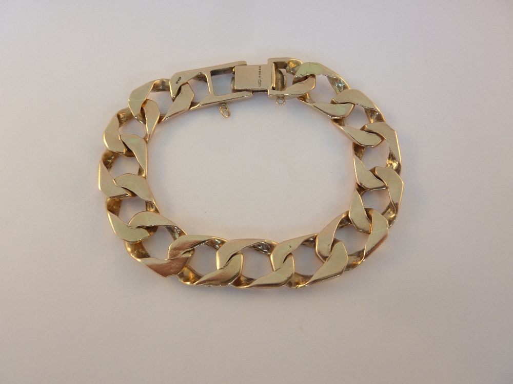 A 9CT GOLD CURB CHAIN BRACELET, length 18cm, weight 44gms