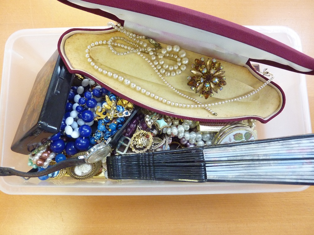 A QUANTITY OF COSTUME JEWELLERY