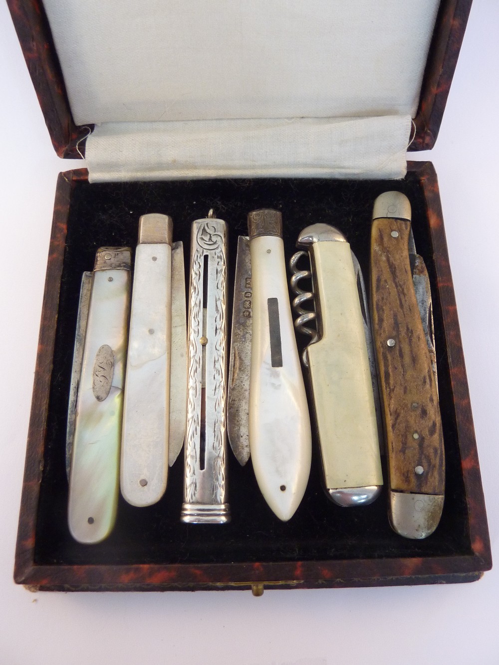 A SELECTION OF SILVER MOTHER OF PEARL PENKNIVES, a silver pencil and two other penknives