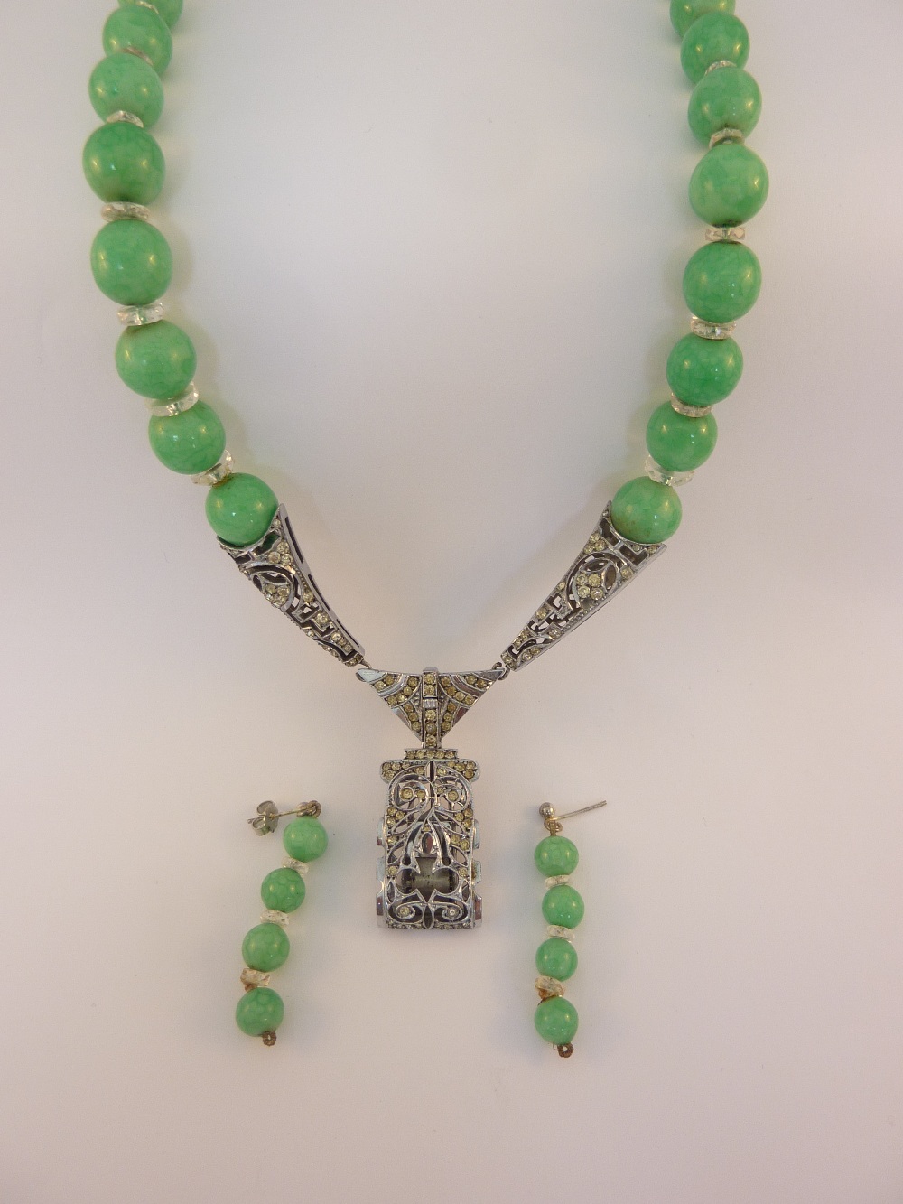 AN ART DECO 1920`S BEADED NECKLACE AND PASTE PAIR OF EARRINGS, the green and white beads to the