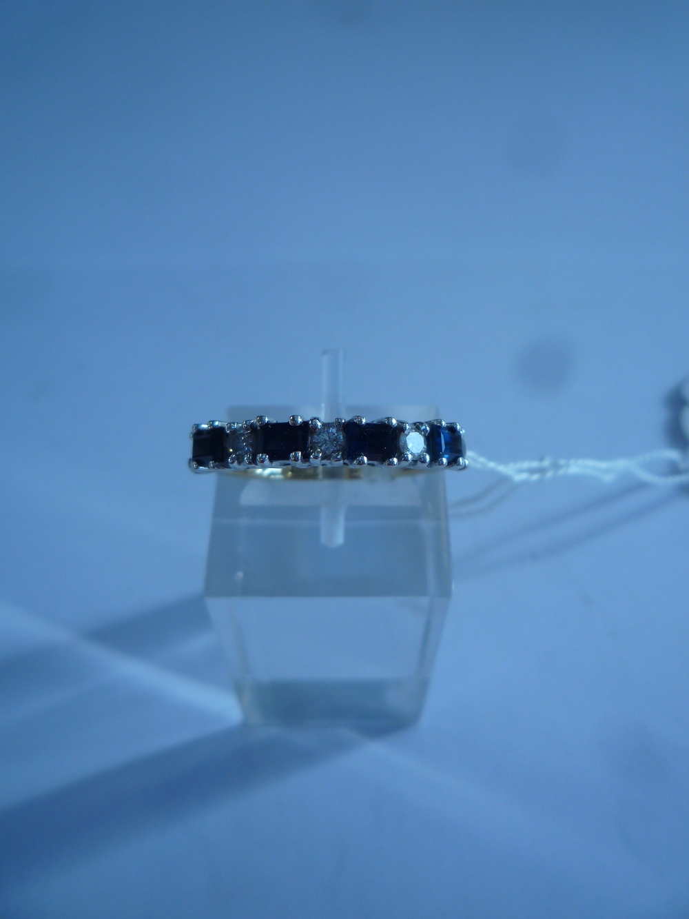 AN 18CT DIAMOND AND SAPPHIRE RING, size N