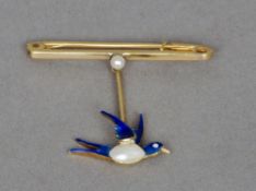 An Edwardian 15 ct gold enamel and pearl set drop brooch
Formed as a swallow centrally set with a