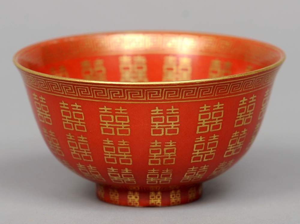 A 19th/20th century Chinese Guangxu porcelain bowl
Decorated with gilt double happiness symbols on a