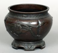 A Japanese bronze bowl
Cast with a pair of phoenix, standing on a shaped foot, cast seal mark to