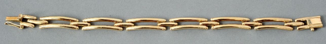 A 14 ct gold bar form bracelet
20 cms long.   CONDITION REPORTS:  Generally good, weight