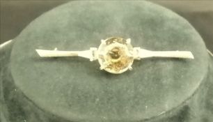 An 18 ct gold citrine set bar brooch 6.5 cms wide. Some scratching/surface wear.
