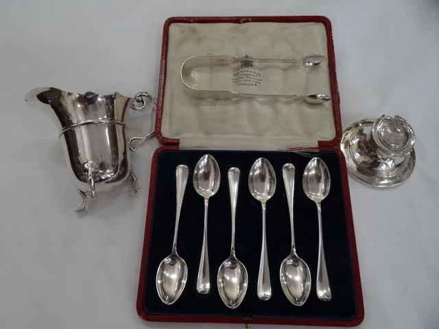 A CASED SET OF SIX SILVER RAT TAIL PATTERN TEA SPOONS, Sheffield 1923. A PAIR OF SILVER FIDDLE