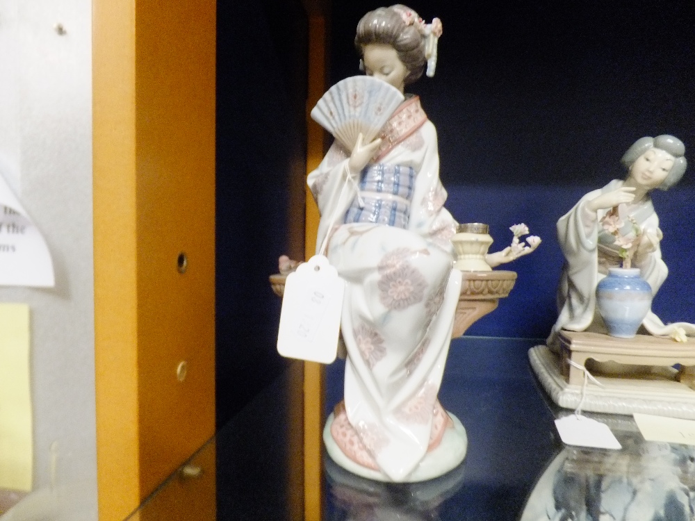 A Lladro figurine "Nippon Lady" with her fan No 5327, Retired 2000
